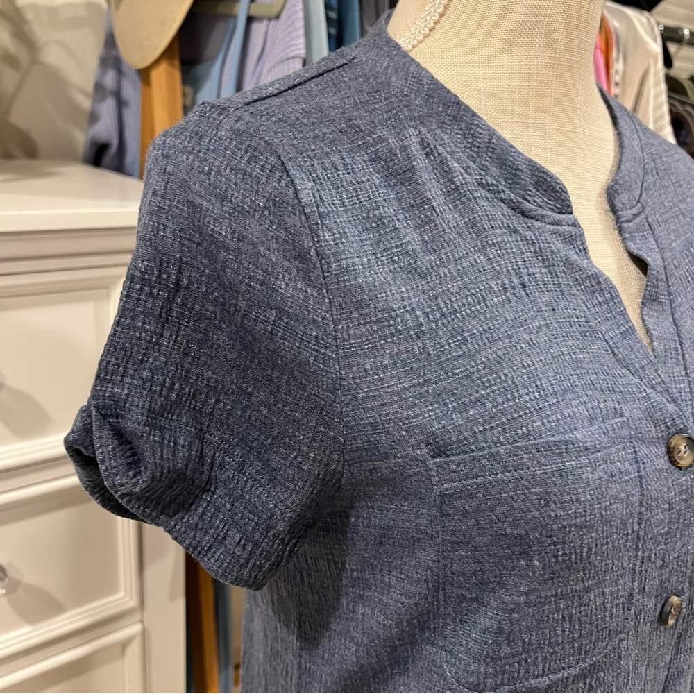Cable & Gauge | Chambray Button Up Short Sleeve Top size Medium - Picture 3 of 11